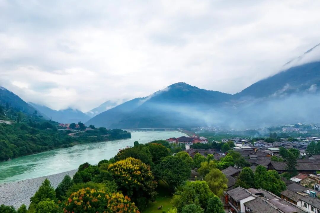 压缩图片1:安顺场纪念馆外眺望大渡河.jpg