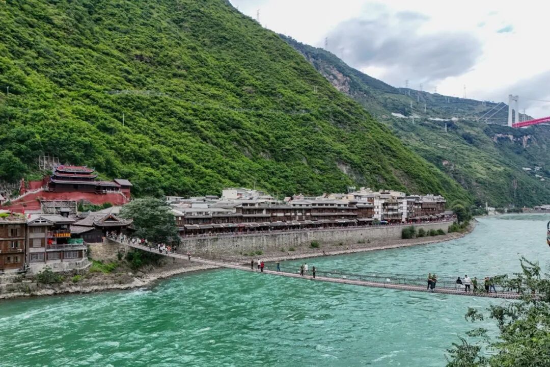 压缩图片8:泸定桥桥面远景.jpg
